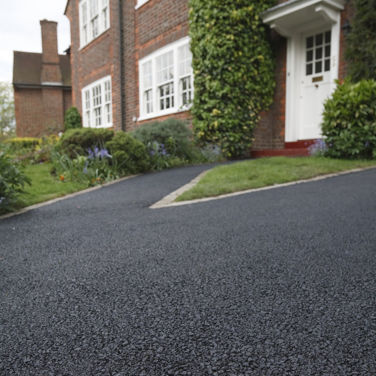 Tarmac parking flooring installation North London - driveway surfacing
